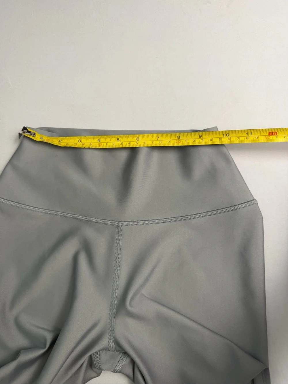 Alo High-Rise compression Biker Shorts in light gray xs
